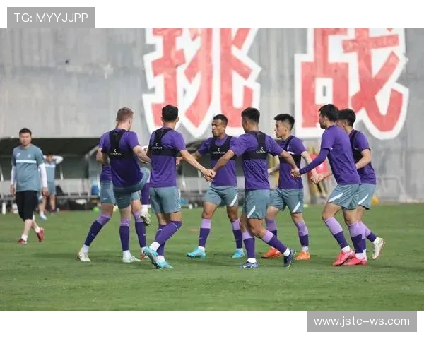 队友们齐心协力鼓励姚明在比赛中展现出最佳状态与无畏精神